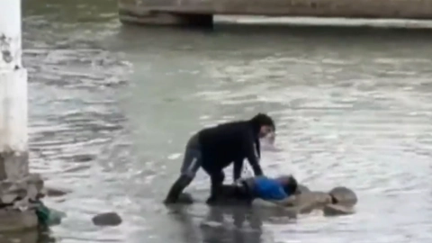 Rio Bravo mujer hijo migrantes