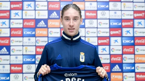 Presentación de Marcelo Flores con el Real Oviedo