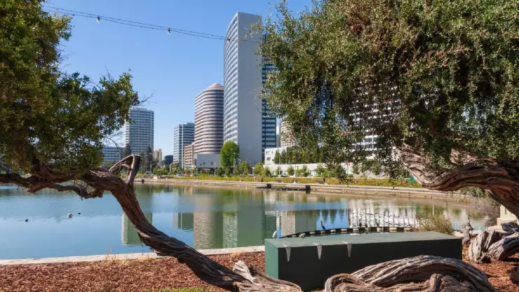 el lago y su vista a la ciudad de Oakland en California
