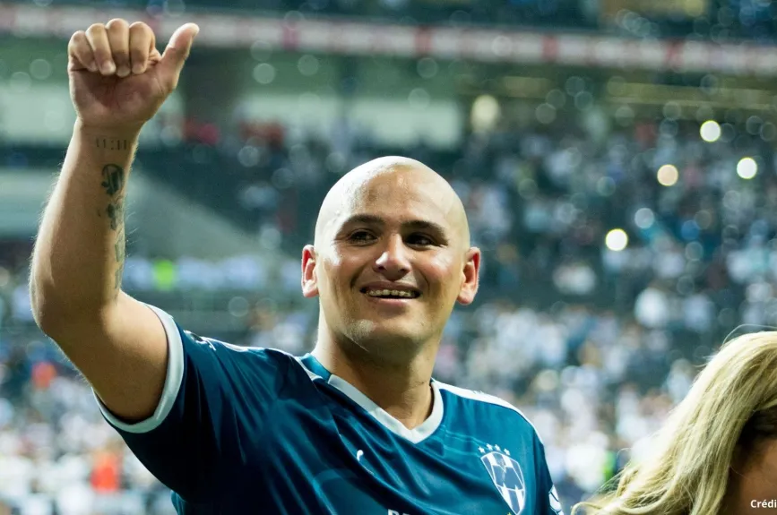 2 futbolistas chilenos méxico chupete suazo.jpg