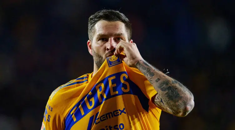 André Pierre Gignac celebra su gol ante Pumas