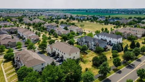 la bonita comunidad en la ciudad de Illinois
