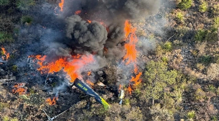 Helicóptero se desplomó y arde en fuego tras aparatoso accidente en sierra de Coahuila