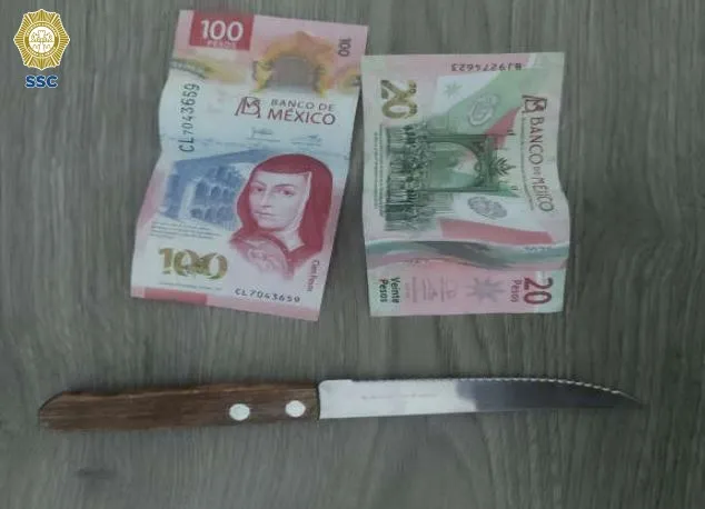 Dinero y cuchillo asegurados por los policías.