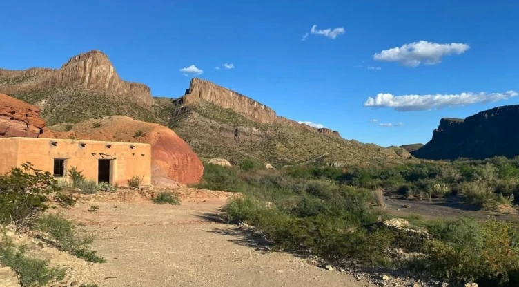 Pueblo en el sur de Texas, con montañas rocosas y vegetación típica de la zona