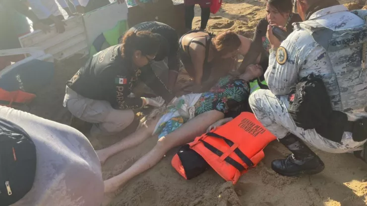 Joven sufre graves heridas por hélice de lancha en playa de Acapulco