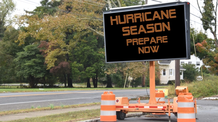 Una pantalla interactiva con aviso de riesgo de huracán.