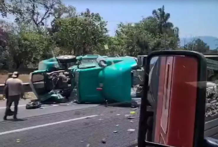 ¡Otro accidente! Vuelca tracto camión cargado de basura en autopista Puebla-Veracruz