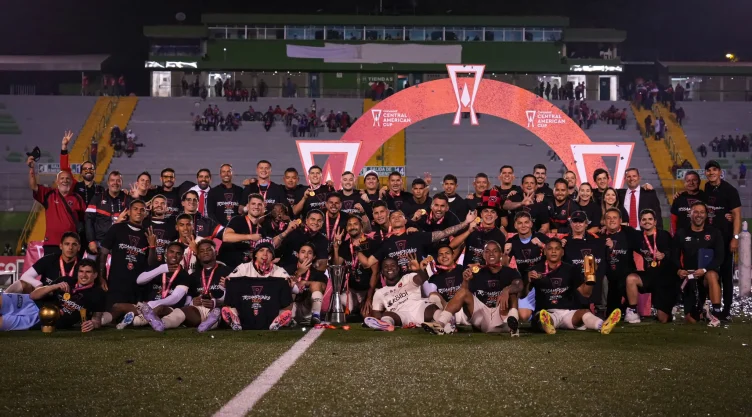 Alajuelense ganó el triplete con Carlos Vela a la cabeza
