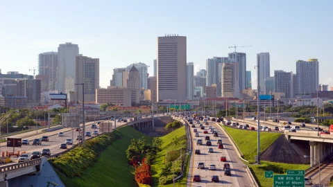Autos recorren carretera de Miami, Florida