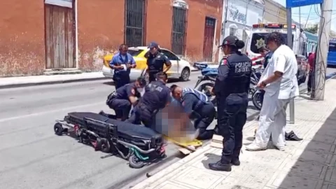 Iba caminando por el centro de Mérida y termina con posibles FRACTURAS por un tropezón; la policía fue en su auxilio