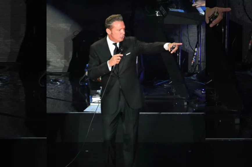 Luis Miguel señalando.jpg
