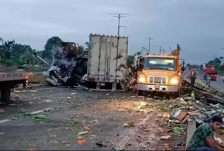 Choque y incendio de tráileres paraliza carretera Cárdenas-Villahermosa