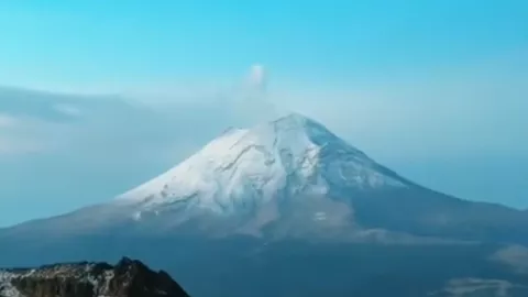 VIDEO Captan fumarola del volcán Popocatépetl y se viraliza