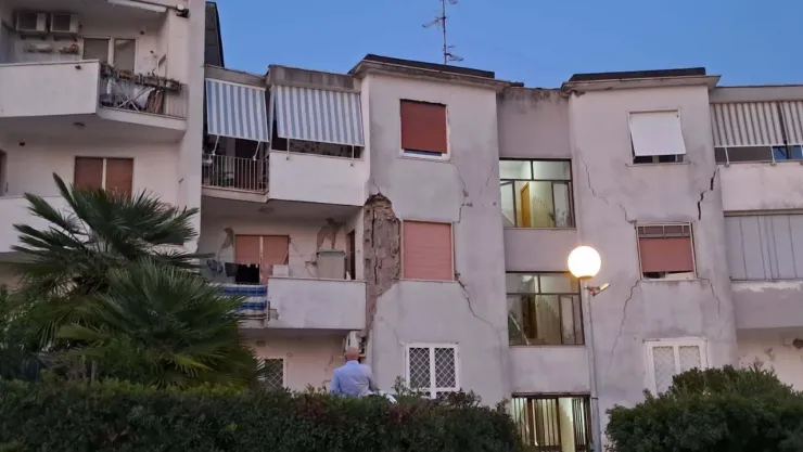 Daños tras sismo en Italia