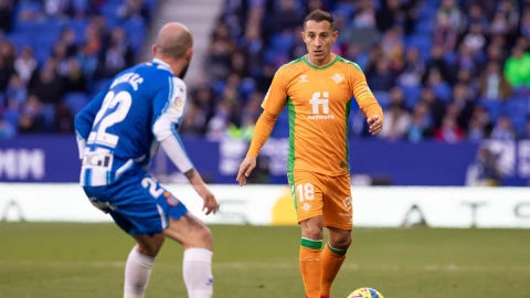 Andrés Guardado ante el Espanyol