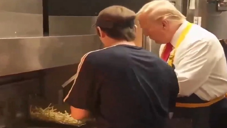 Trump cocina papas fritas en reconocido negocio de hamburguesas para desacreditar a Kamala Harris