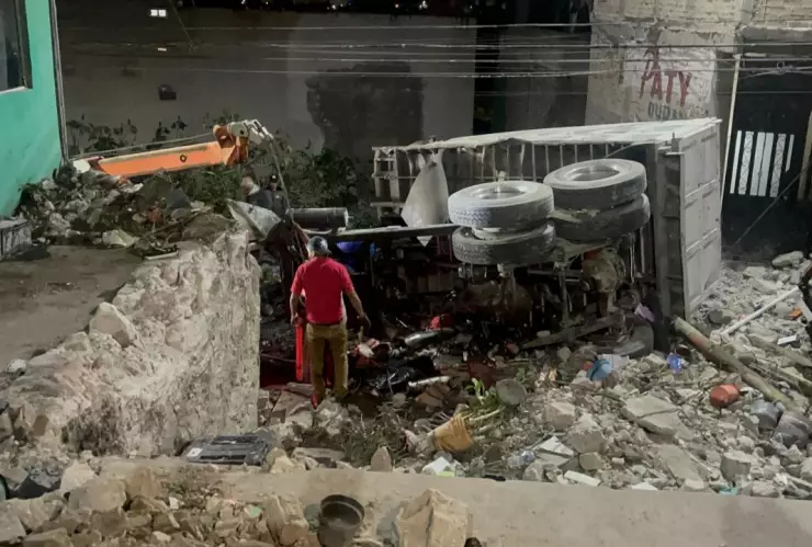 Mientras dormía: Volcadura de camión de carga en Naucalpan deja graves daños en casas de San Mateo Nopala