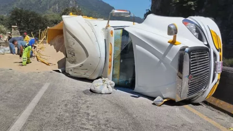 Muere impactada por tráiler en autopista de Veracruz