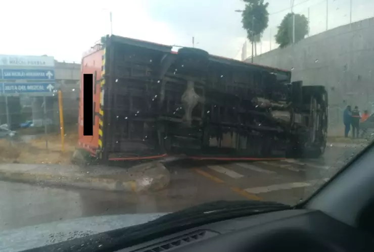 tráfico valsequillo y periférico miércoles 15 marzo volcadura