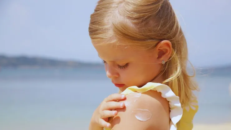 Los 3 accesorios que no te pueden faltar este verano para cuidar a tus niños del sol