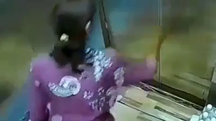 mujer atrapada en elevador video.jpg
