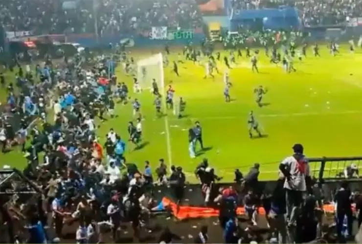 Aficionados en el futbol de Indonesia en una pelea campal