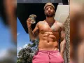 Maluma en short rosa..jpg