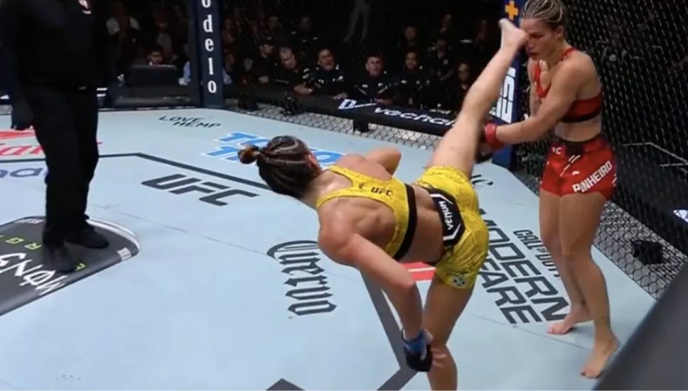 Luchadora noquea a rival en MMA