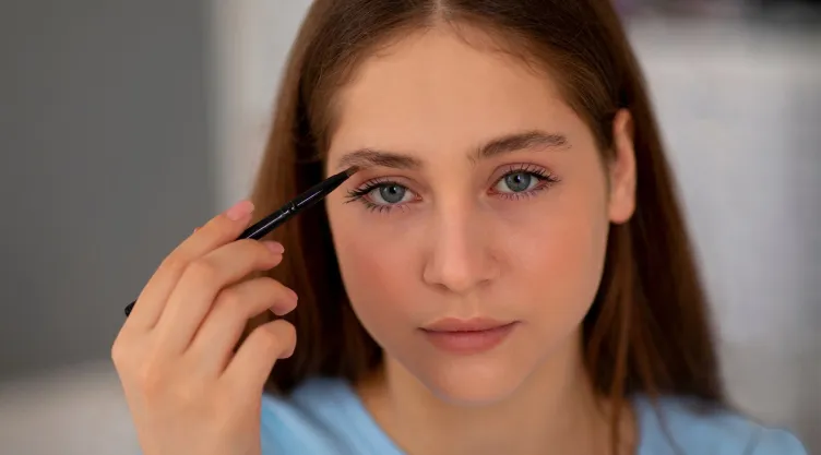maquillar cejas
