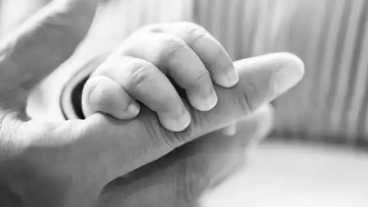 ¡Trágico! BEBÉ de un año MUERE por ingerir UÑA postiza mientras jugaba; esto se sabe