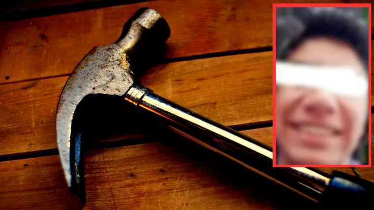 Joven golpea a maestro con martillo