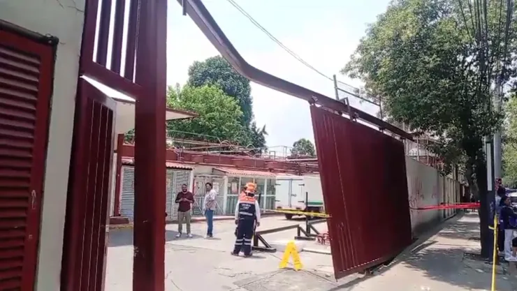 Pipa se estrella en Hospital Pediátrico de Xochimilco; en Toluca, tráiler se prende en llamas