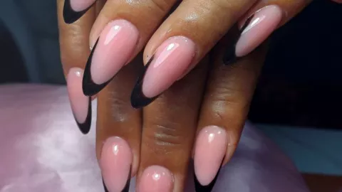 11 ideas de uñas negras que se ven elegantes para usarlas en marzo de 2026