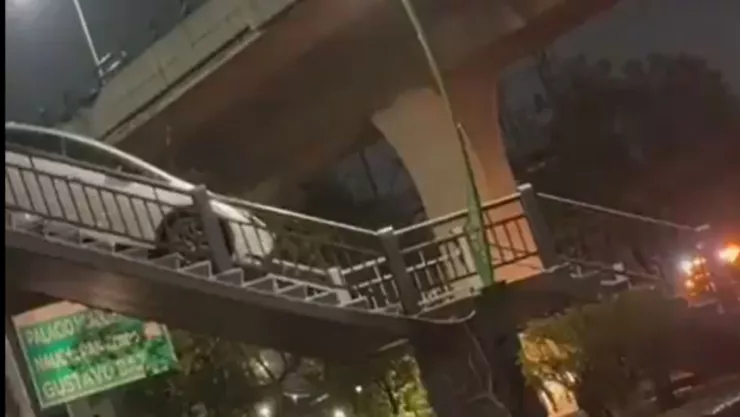auto quedó atorado en un puente peatonal de naucalpan.jpg