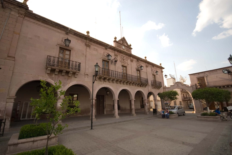11-sn.miguel.el.alto.palacio.mpal,plaza.prpal.jpg