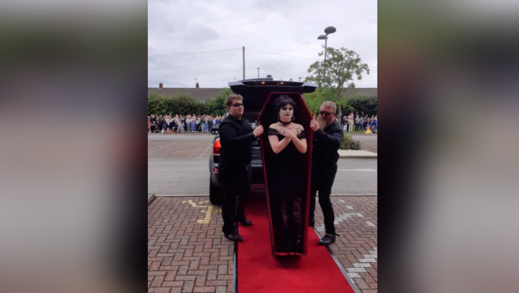 Chica llega en atúd a su graduación