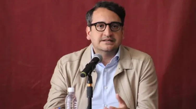 Andrés Manuel López Beltrán, hijo de AMLO, en conferencia de prensa.