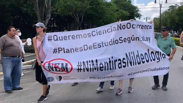 Marchan en Mérida contra nuevos libros de texto de la SEP
