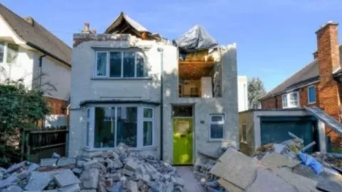 Albañil destruye la casa que construyó porque no le pagaron