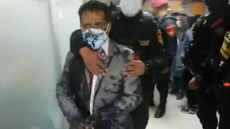 VIDEO_ Impiden boda de su papá con otra por ser deudor alimentario