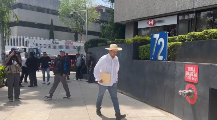 Víctor Hugo de la Cruz denuncia ante la FGR a servidores públicos de Michoacán.