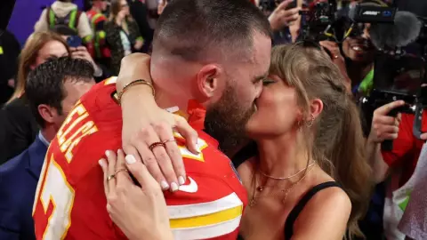 Así fue el beso de Travis Kelce y Taylor Swift donde celebran la victoria de los Chiefs.jpg