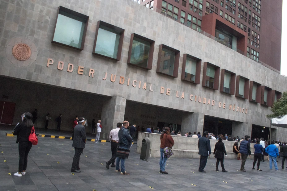 Largas filas se presentaron en los juzgados del Tribunal Superior de Justicia de la Ciudad de México tras reabrir sus trámites de manera presencial, luego de que permanecieran cuatro meses cerrados por la pandemia de Covid-19.