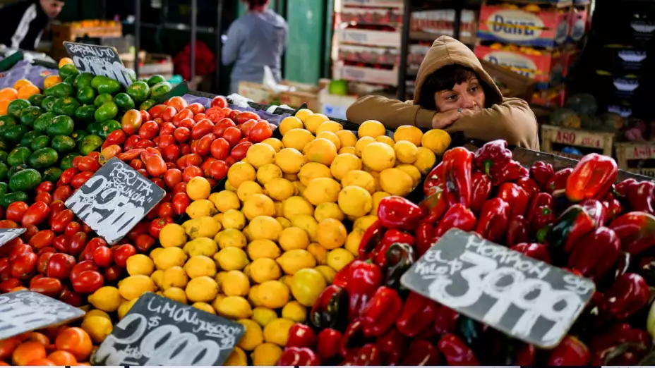 Vendedor en un mercado de Buenos Aires, Argentina.