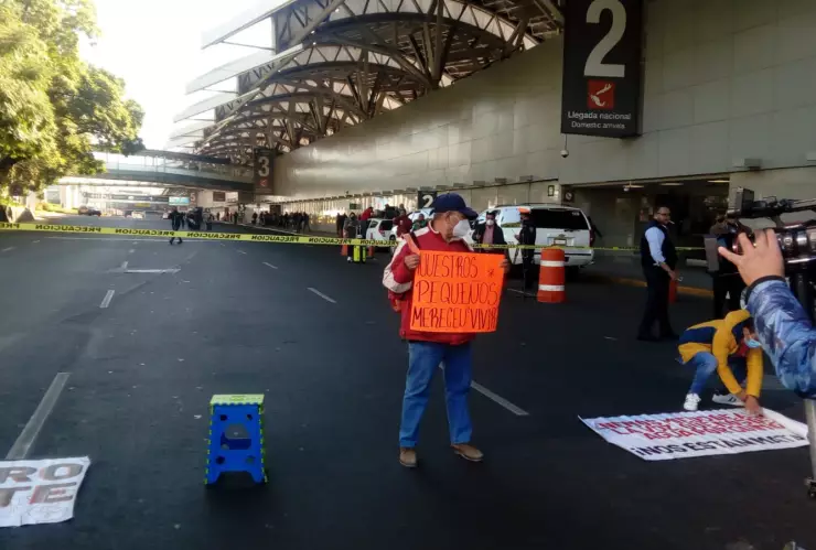 Padres de niños con cáncer bloquean acceso a la Terminal 1 del AICM
