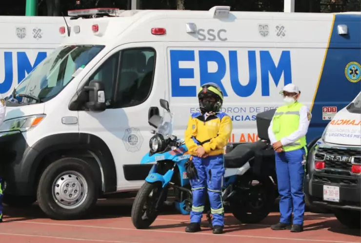 personal del ERUM posa a lado de las nuevas ambulancias