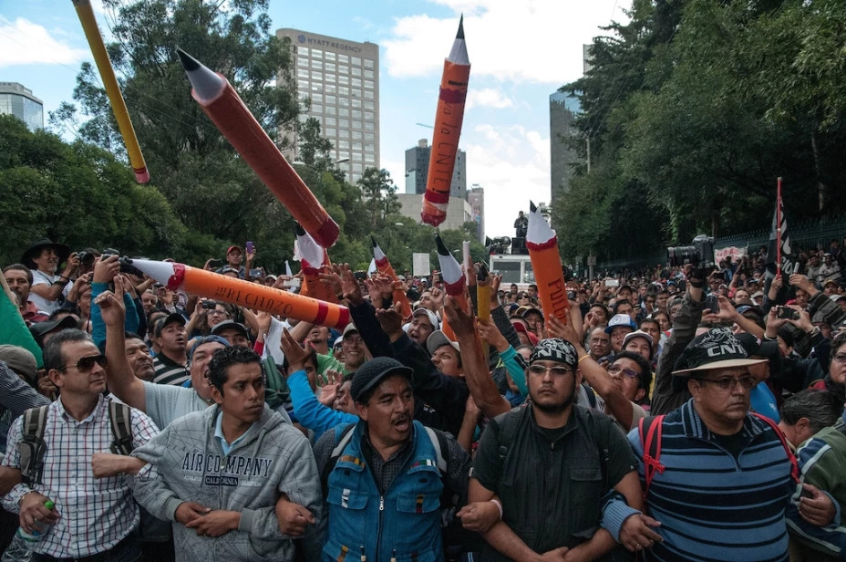 Maestros bloquean reforma