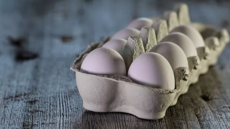 Así debes utilizar la clara de huevo para generar colágeno y eliminar las patas de gallo