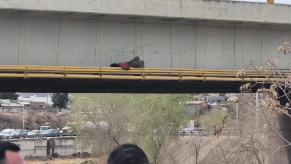 HOMBRE ACOSTADO CANAL CHIHUAHUA.jpg